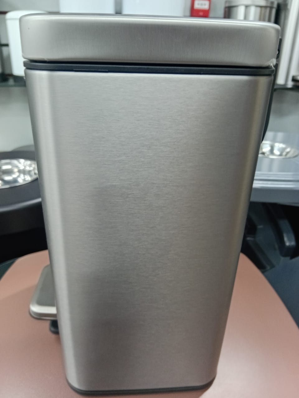 EKO Stainless steel pedal trashbin, 6 litres, silver color, fingerprint resistant by Supplytent.com