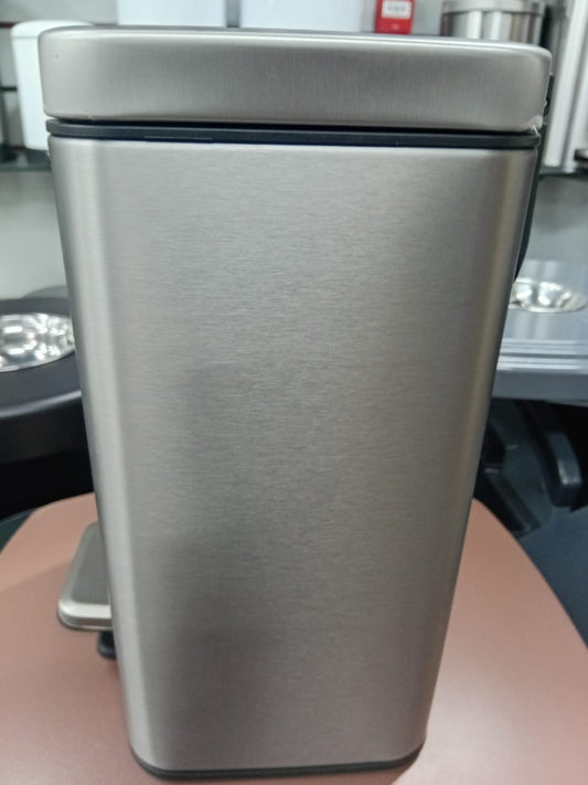 EKO Stainless steel pedal trashbin, 6 litres, silver color, fingerprint resistant by Supplytent.com